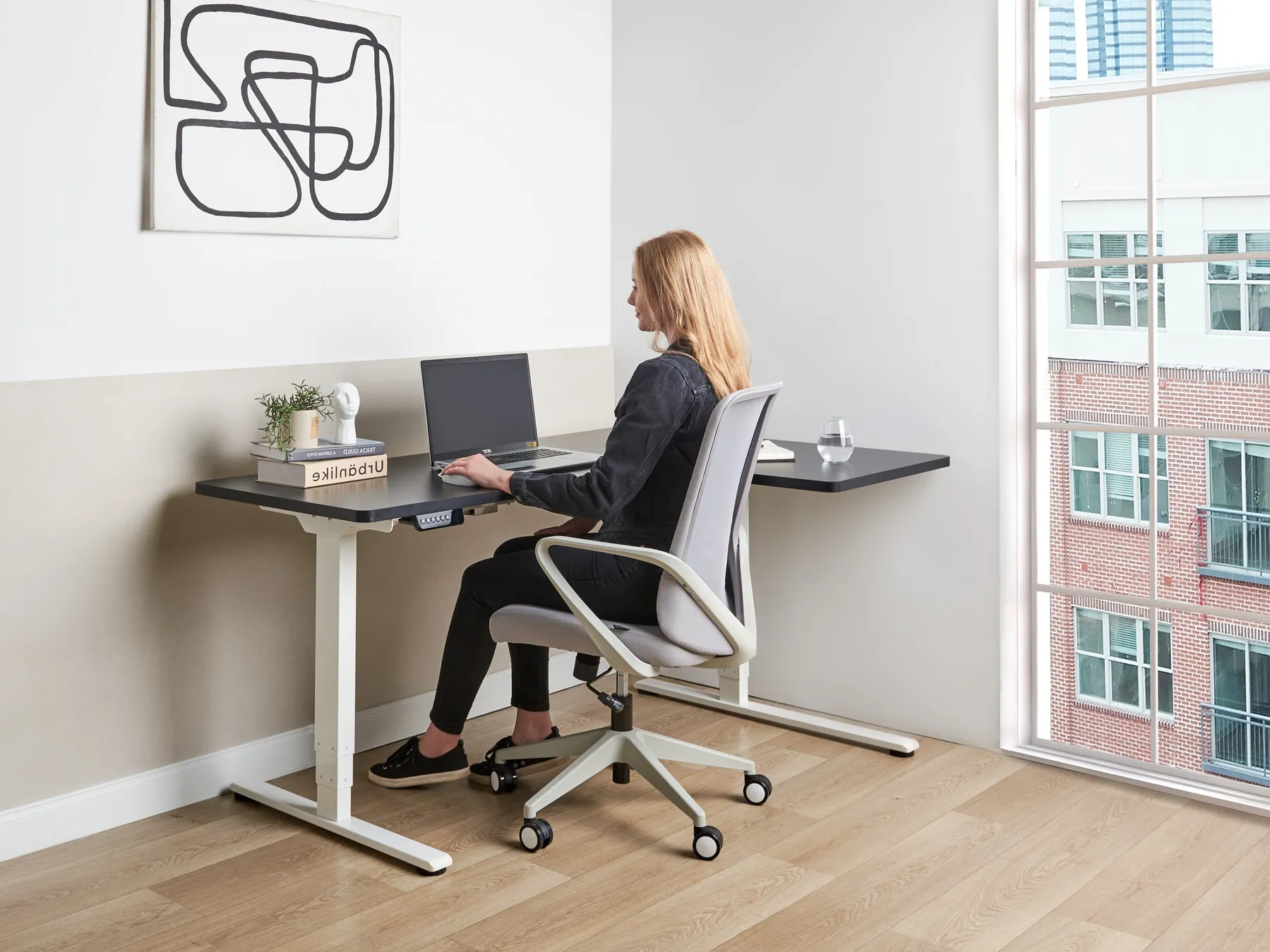 Eckschreibtisch elektrisch höhenverstellbar DESTINES 160 cm 109 cm Schwarz / Weiß rechtsseitig_927730
