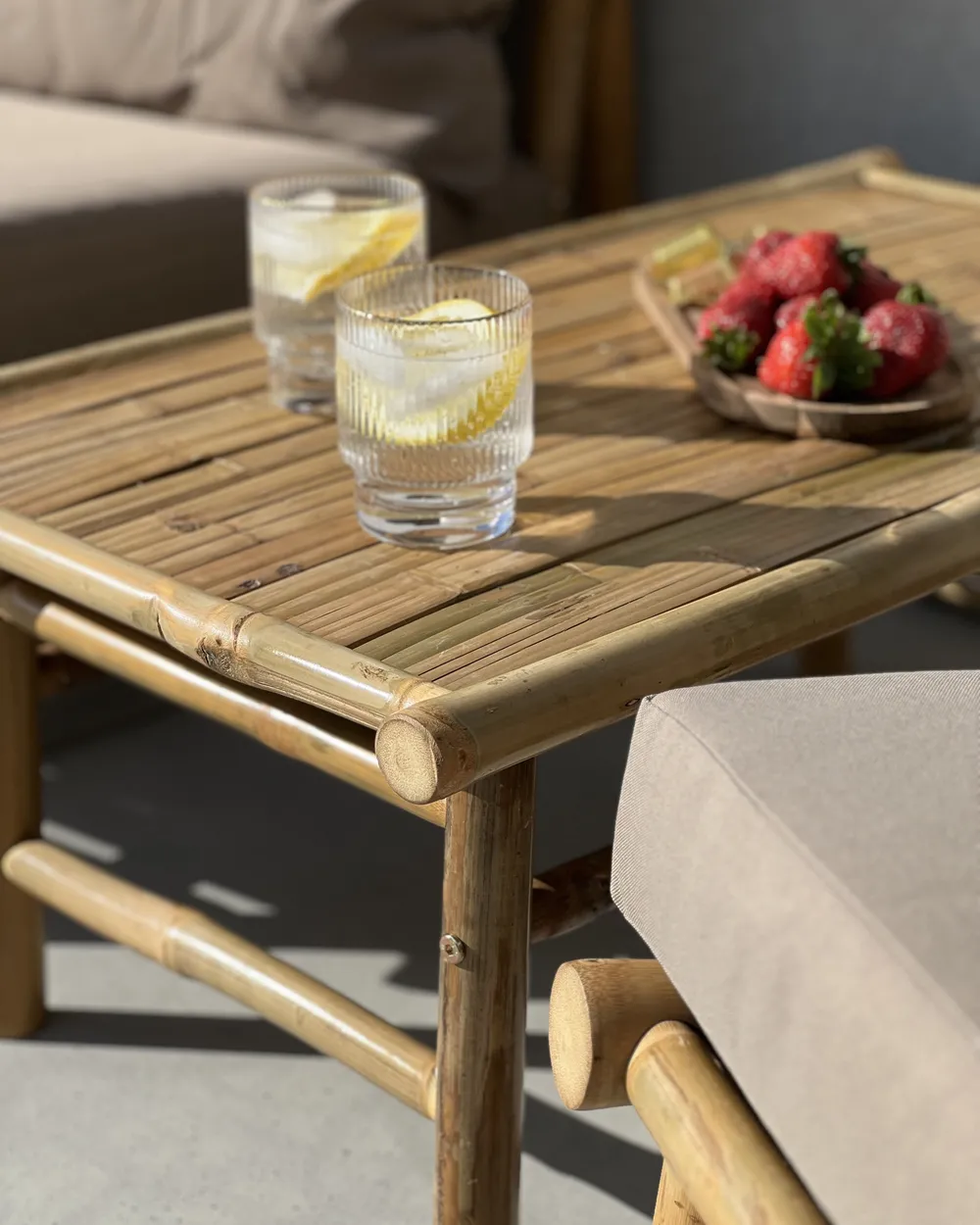 Outdoor Couchtisch TODI 45 cm 80 cm Bambus Braun - Beliani.de