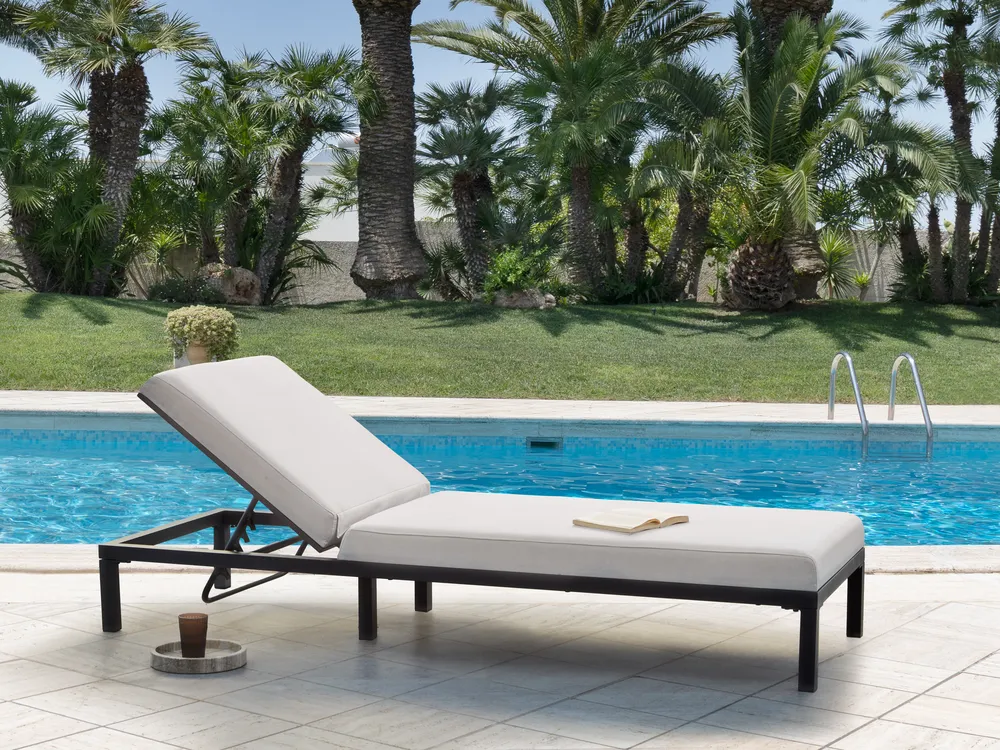 Sonnenliege mit Kissen LARIANO mit Relaxfunktion Metall Hellbeige