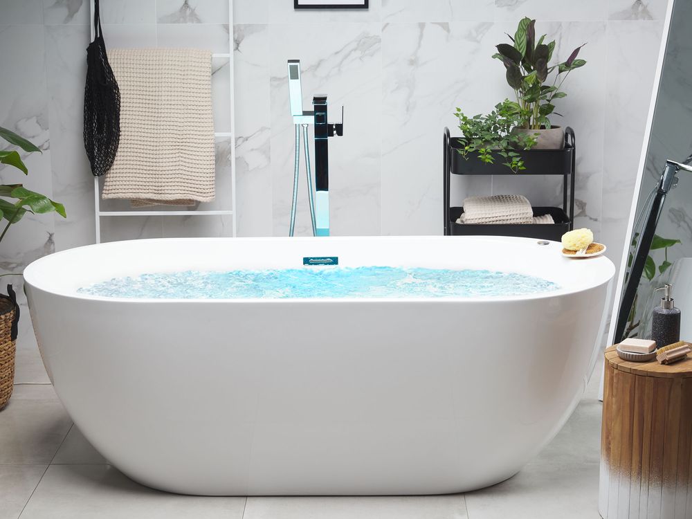 Freistehende Whirlwanne mit LED NEVIS 170 x 80 cm Weiß