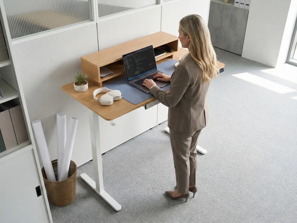 Schreibtisch elektrisch höhenverstellbar LUCAMA 120 cm 60 cm mit USB-Anschluss Hellbraun / Weiß_1031008
