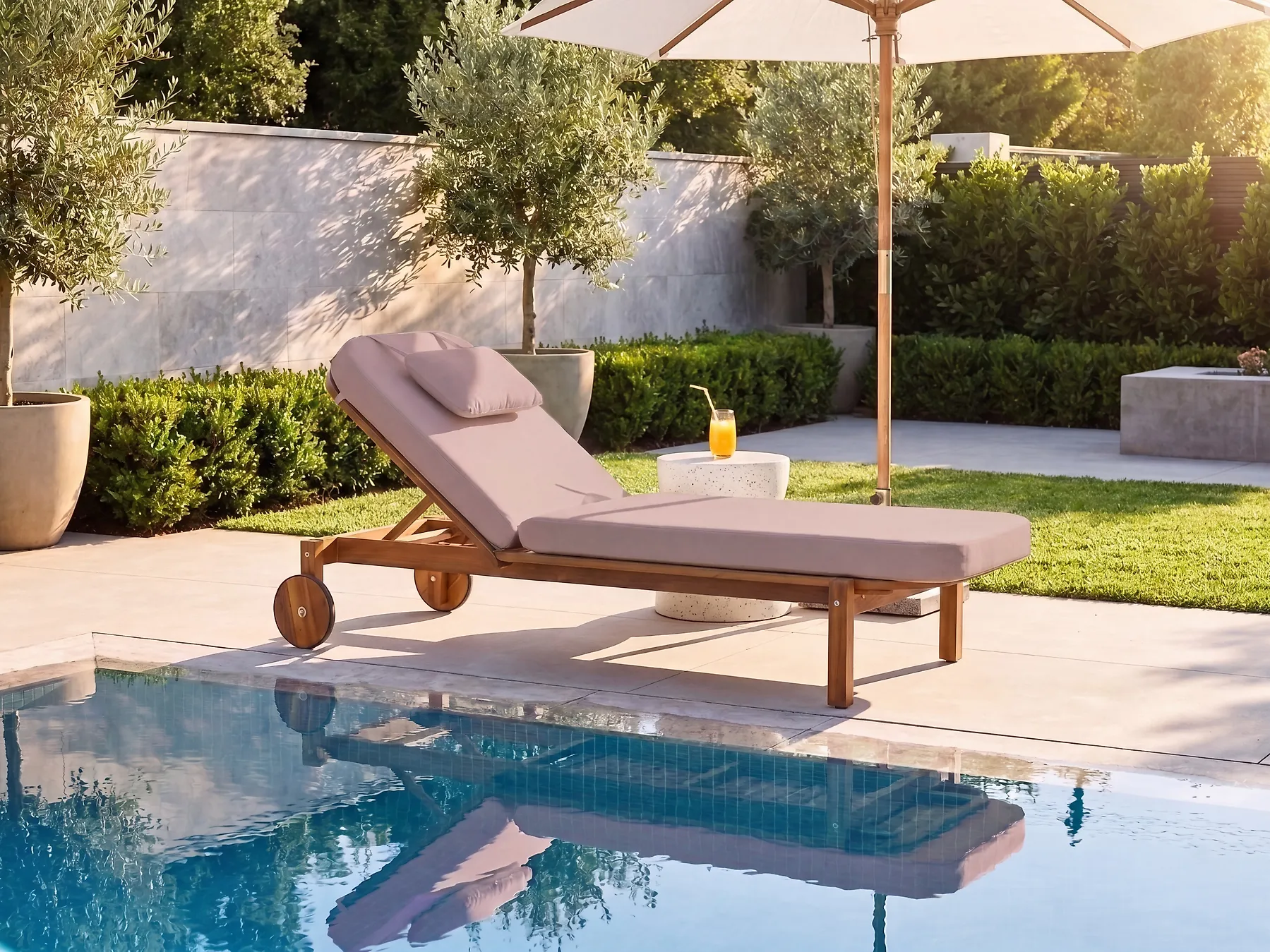 Sonnenliege mit Kissen LATERZA  mit Relaxfunktion zertifiziertes Akazienholz Taupe_1165871