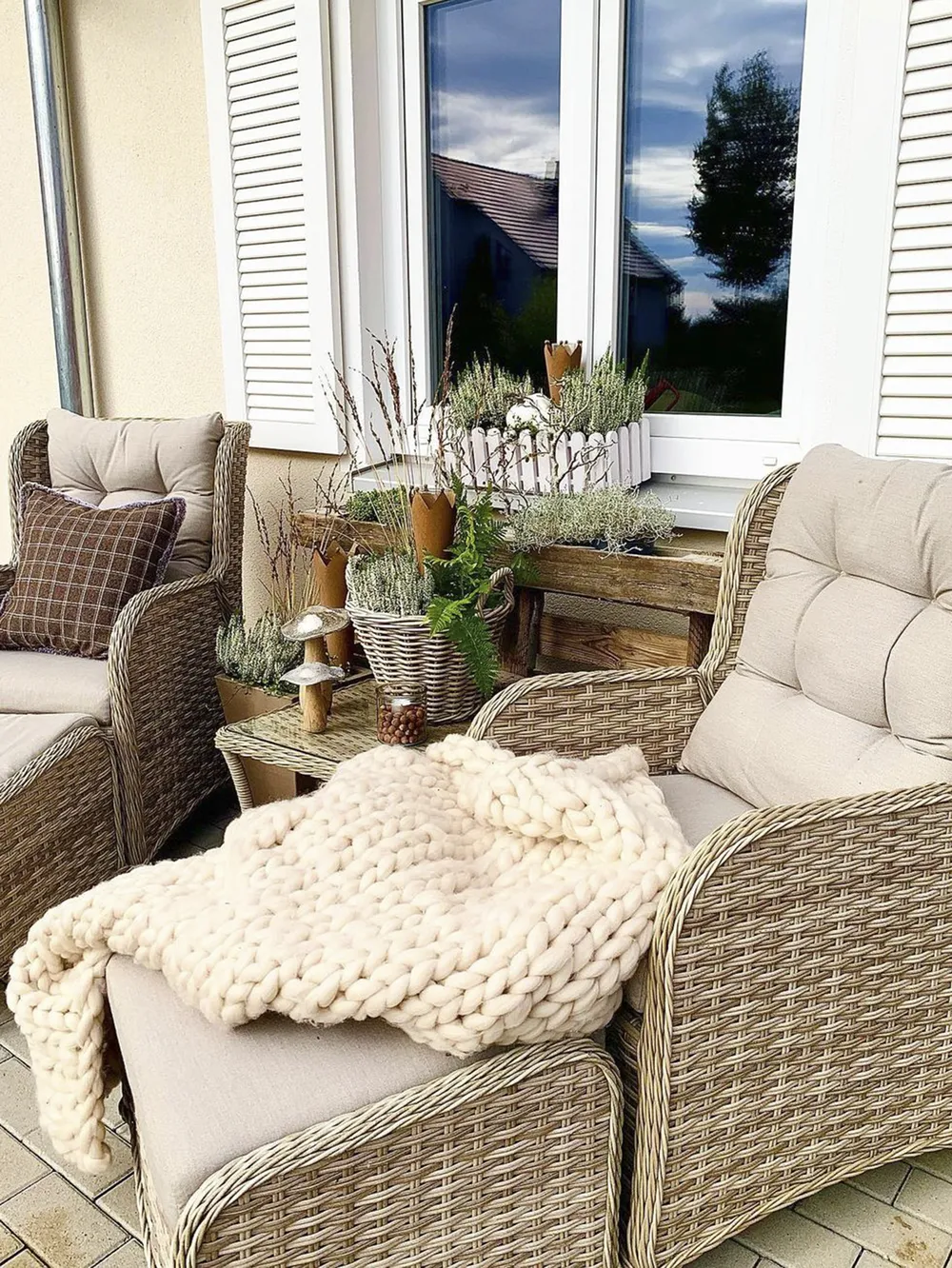 Lounge Set mit Tisch und Ottomane 2-Sitzer PONZA Polyrattan Beige_812841