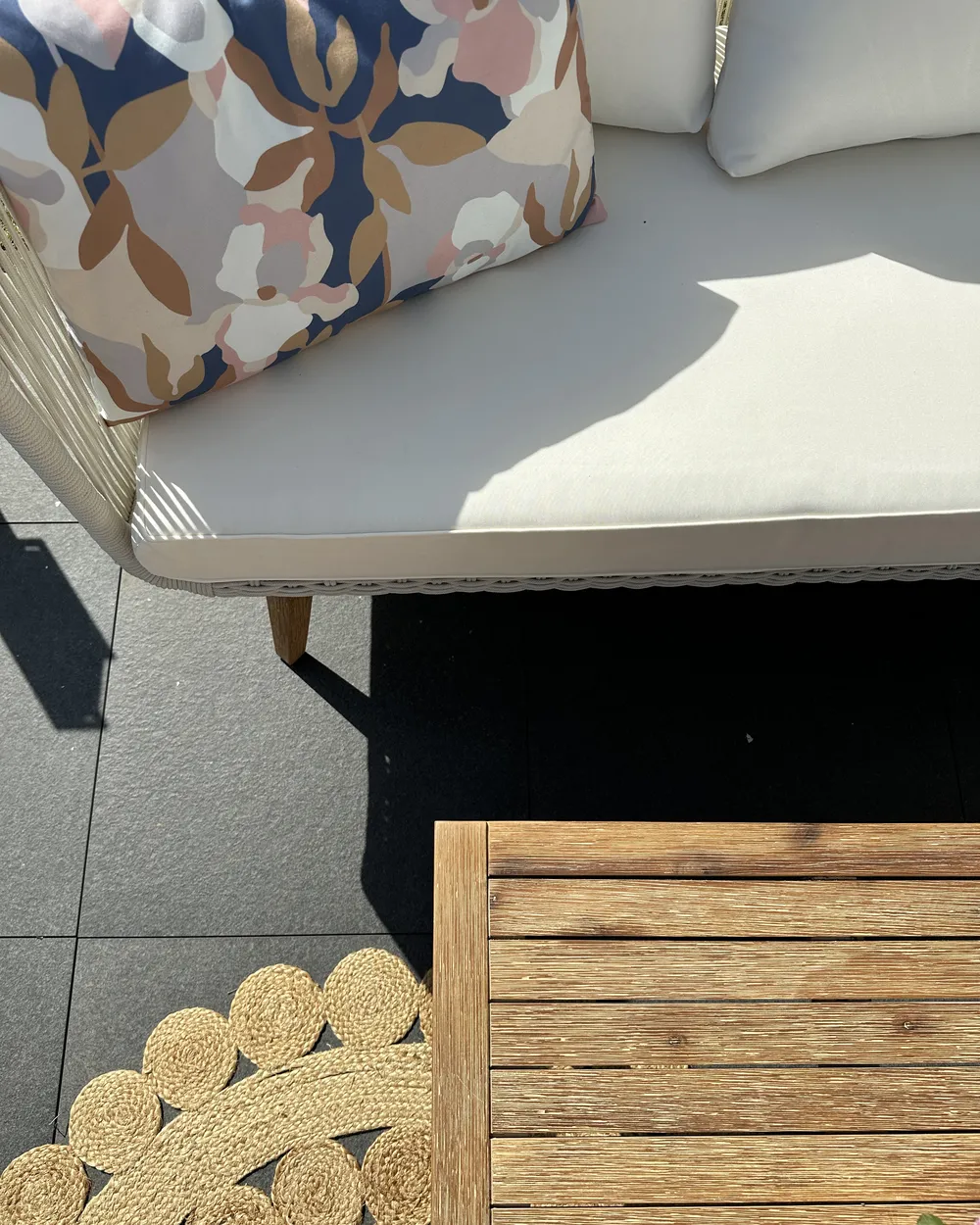 Garten Ecksofa mit Tisch 5-Sitzer ALCAMO Akazienholz Hellbeige linksseitig_933353