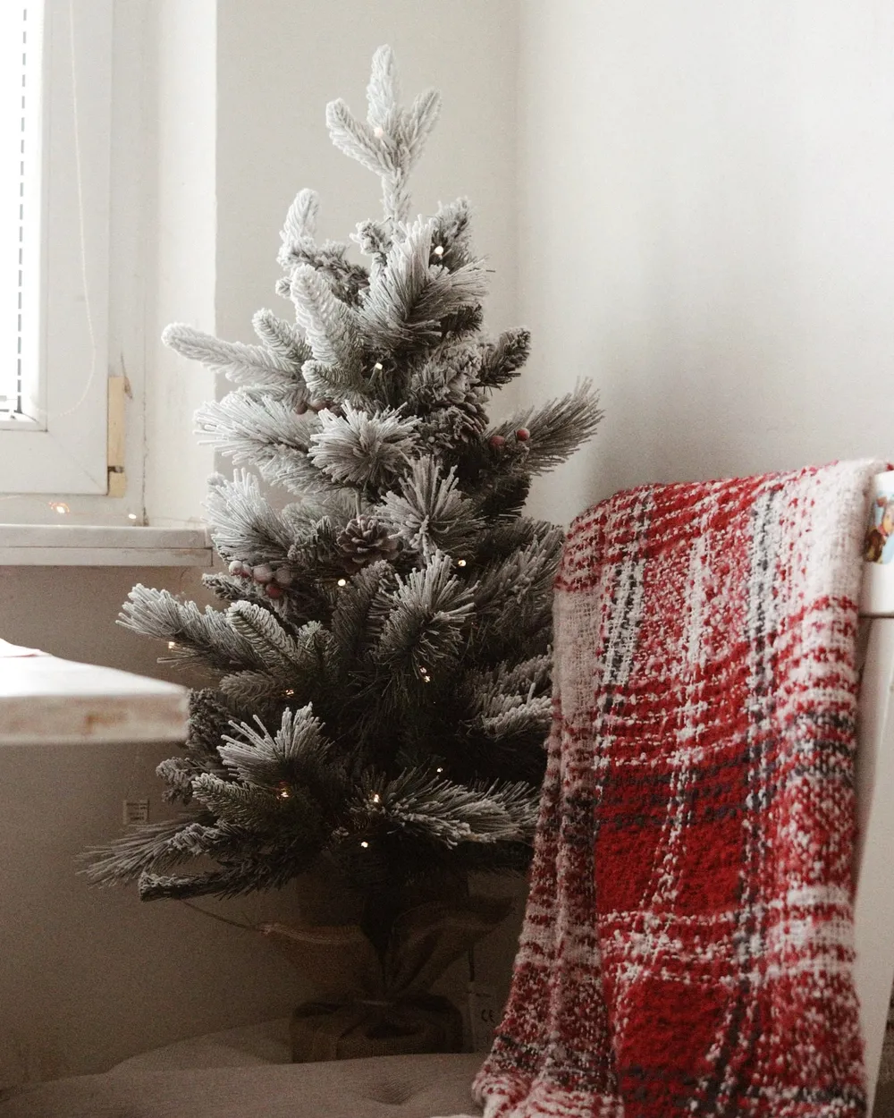 Künstlicher Weihnachtsbaum mit Schnee LED MALIGNE 90 cm Weiß_913440