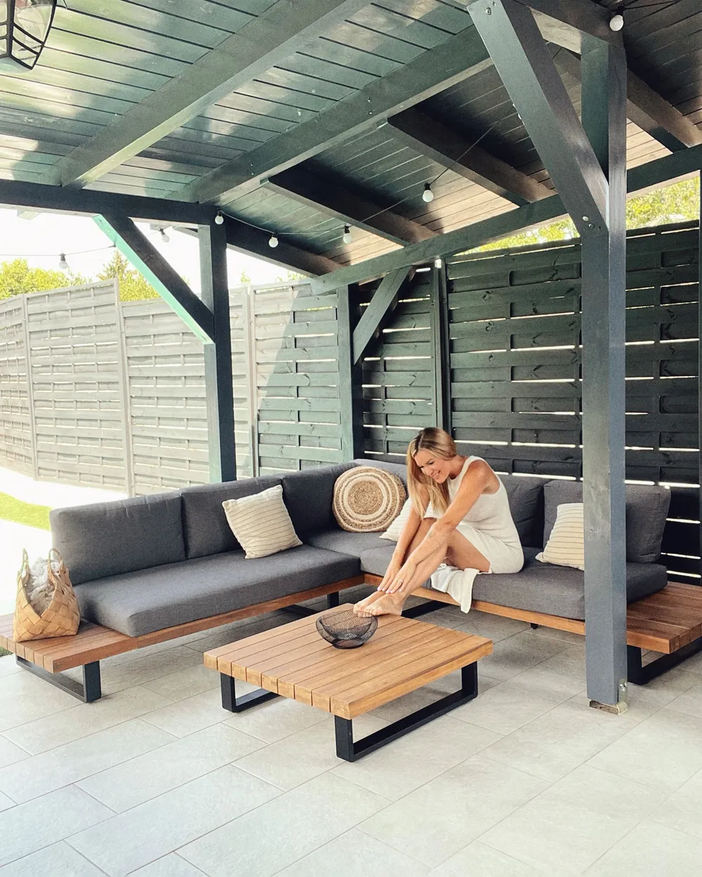 Garten Ecksofa mit Tisch 5-Sitzer MYKONOS zertifiziertes Akazienholz Dunkelgrau rechtsseitig_879594