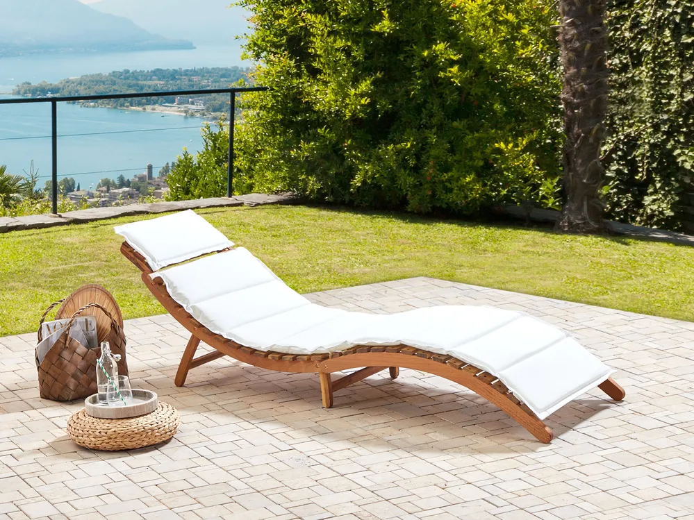 Sonnenliege mit Kissen LUINO Akazienholz Cremeweiß