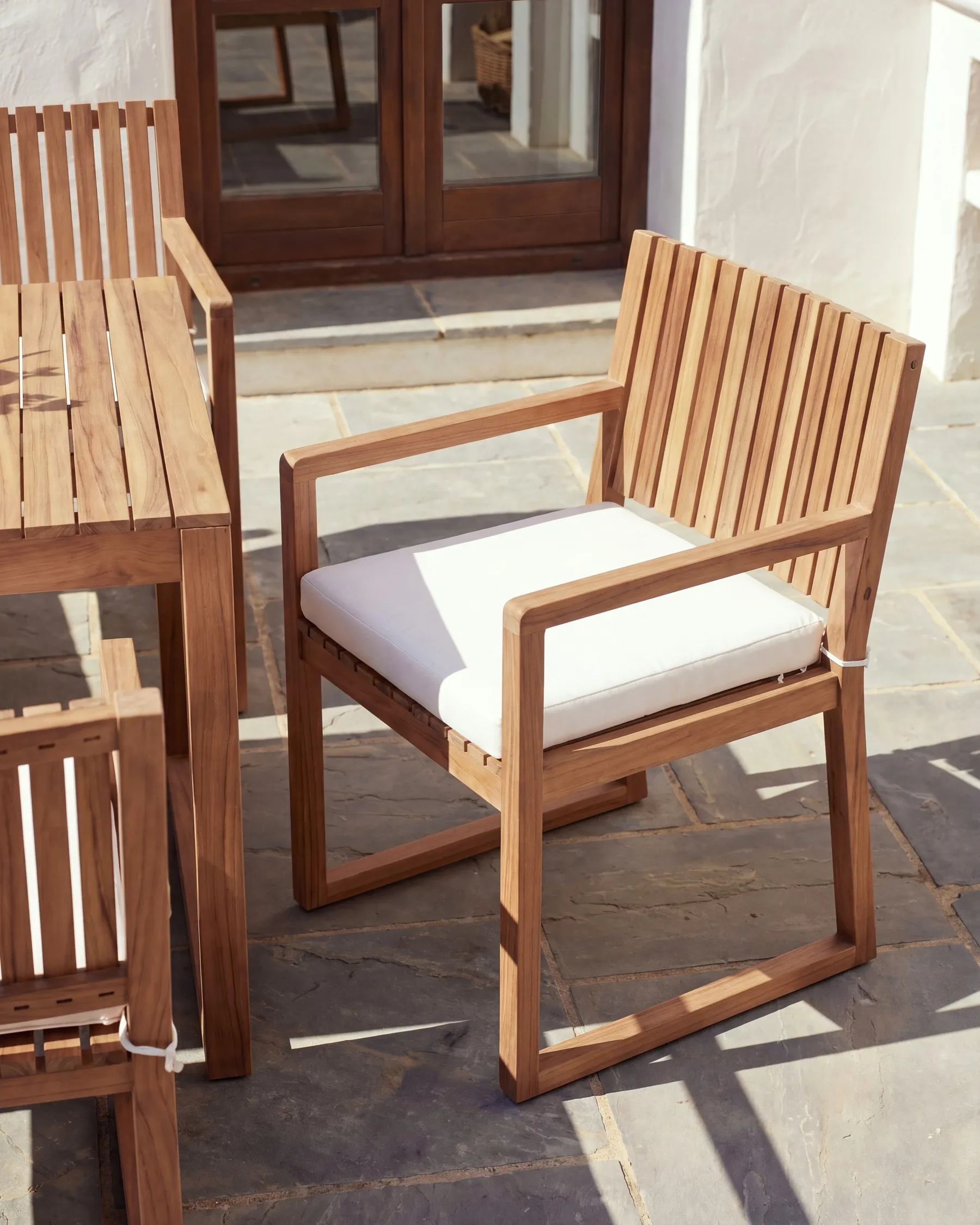 Set mit 8 Stühlen und Sitzkissen SASSARI II PREMIUM zertifiziertes Akazienholz Cremeweiß_1066190