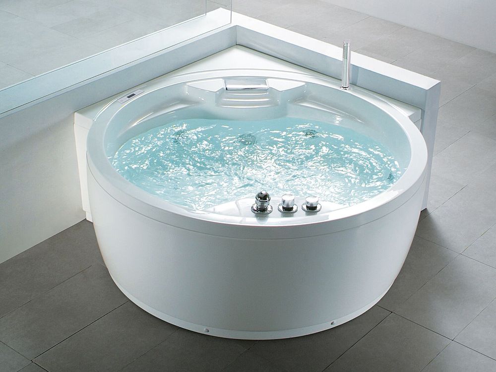 Whirlwanne Eckmodell mit LED MILANO 181 x 150 cm mit Bluetooth-Lautsprecher Weiß