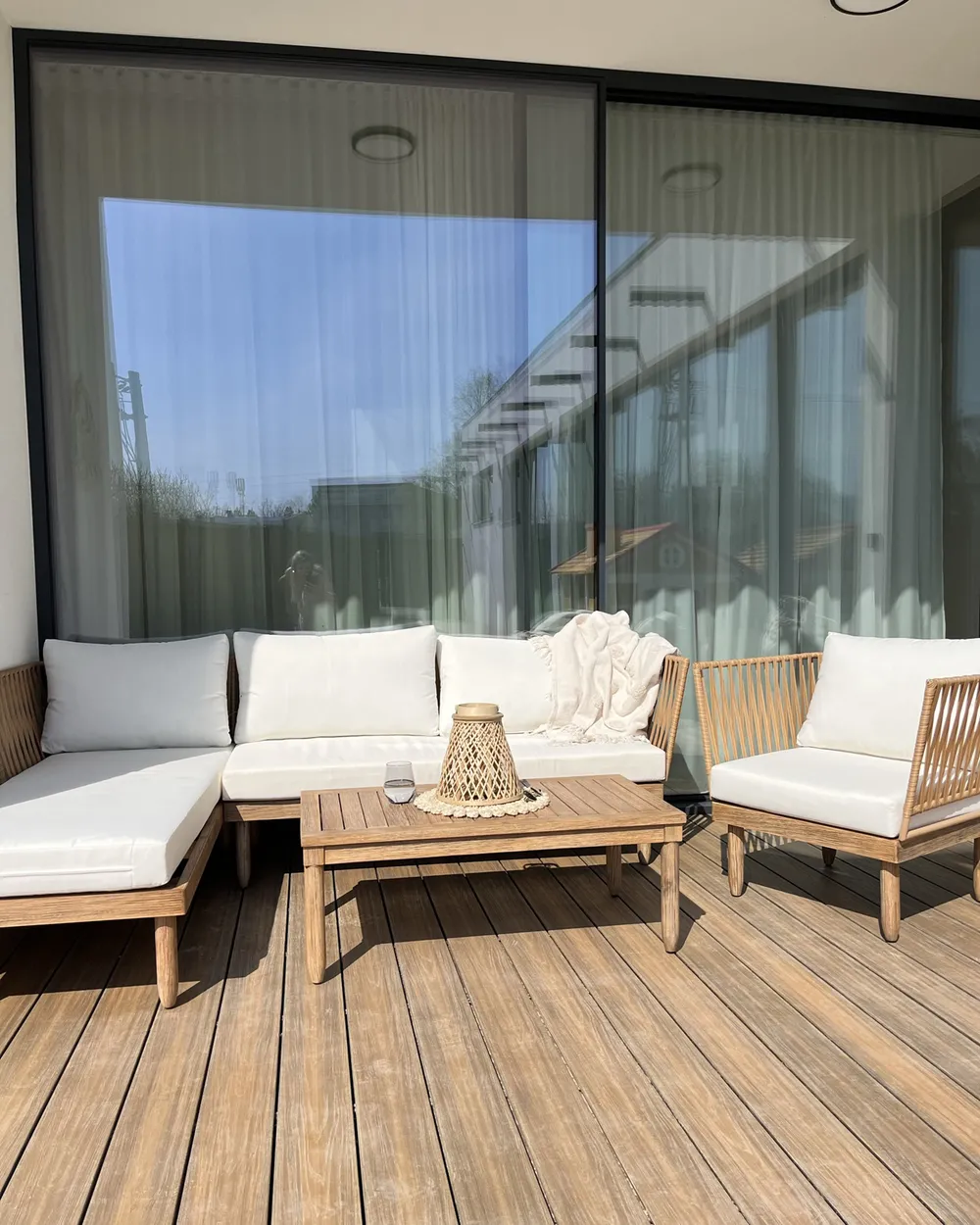 Lounge Set mit Tisch 4-Sitzer CREMONA Akazienholz Hellbraun / Cremeweiß linksseitig_863572