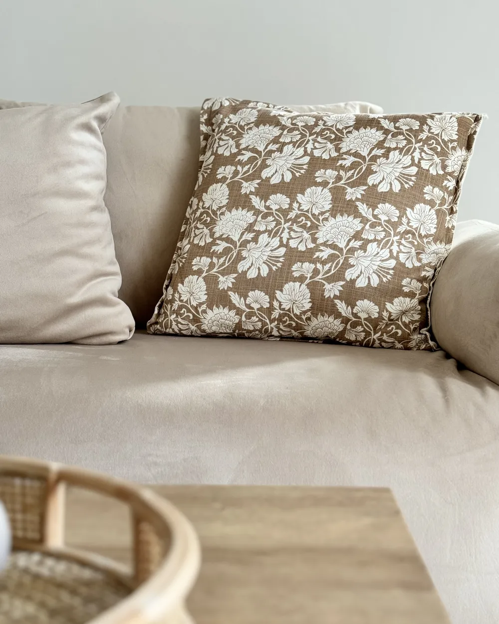 Dekokissen 2er Set NOTELEA 45 x 45 cm Baumwolle Beige Blumenmuster_918337