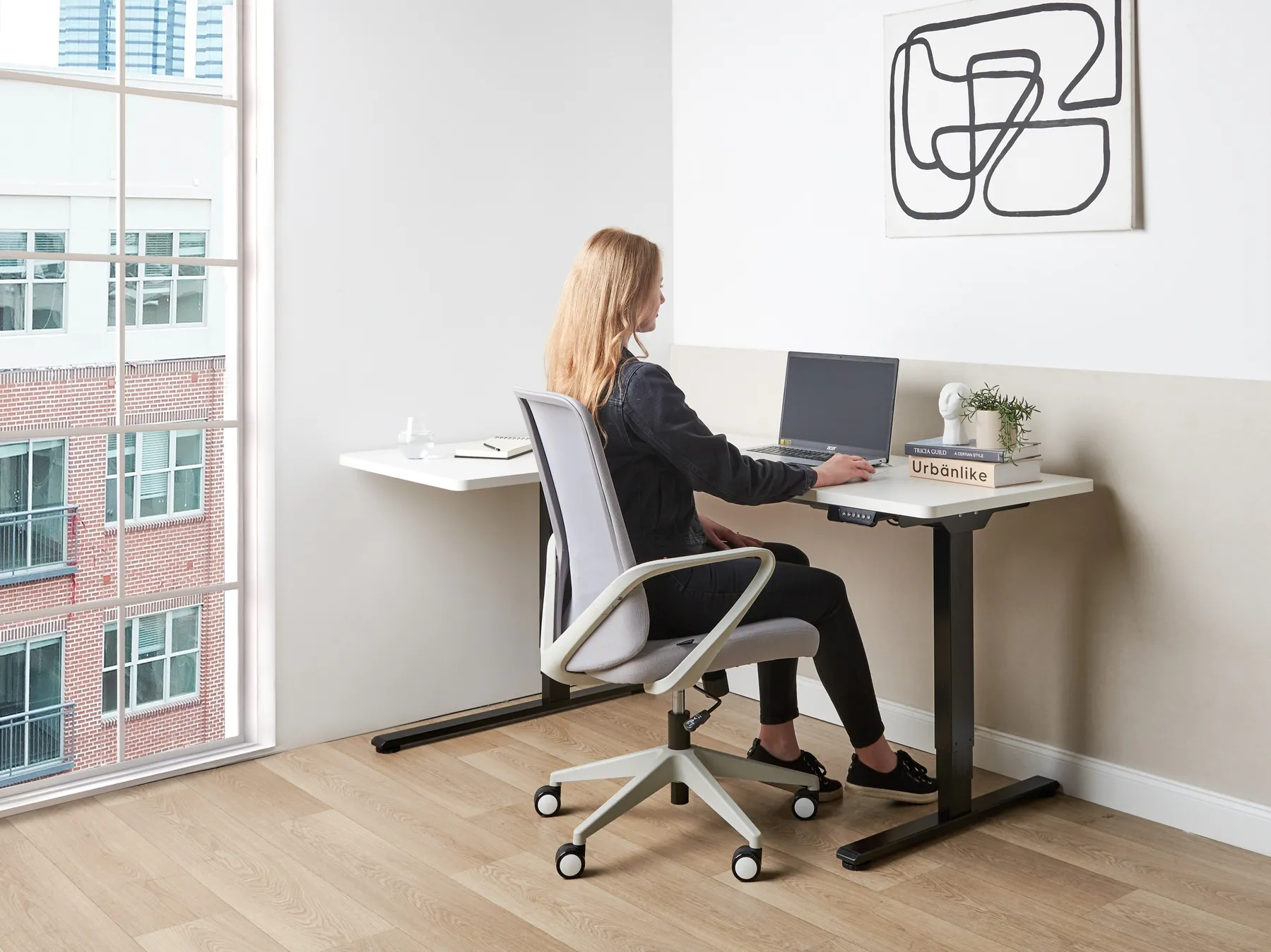 Eckschreibtisch elektrisch höhenverstellbar DESTINES 160 cm 109 cm Weiß / Schwarz linksseitig_927803
