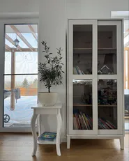 Vitrine mit Glastüren RUMSON 80 cm Weiß_1046140