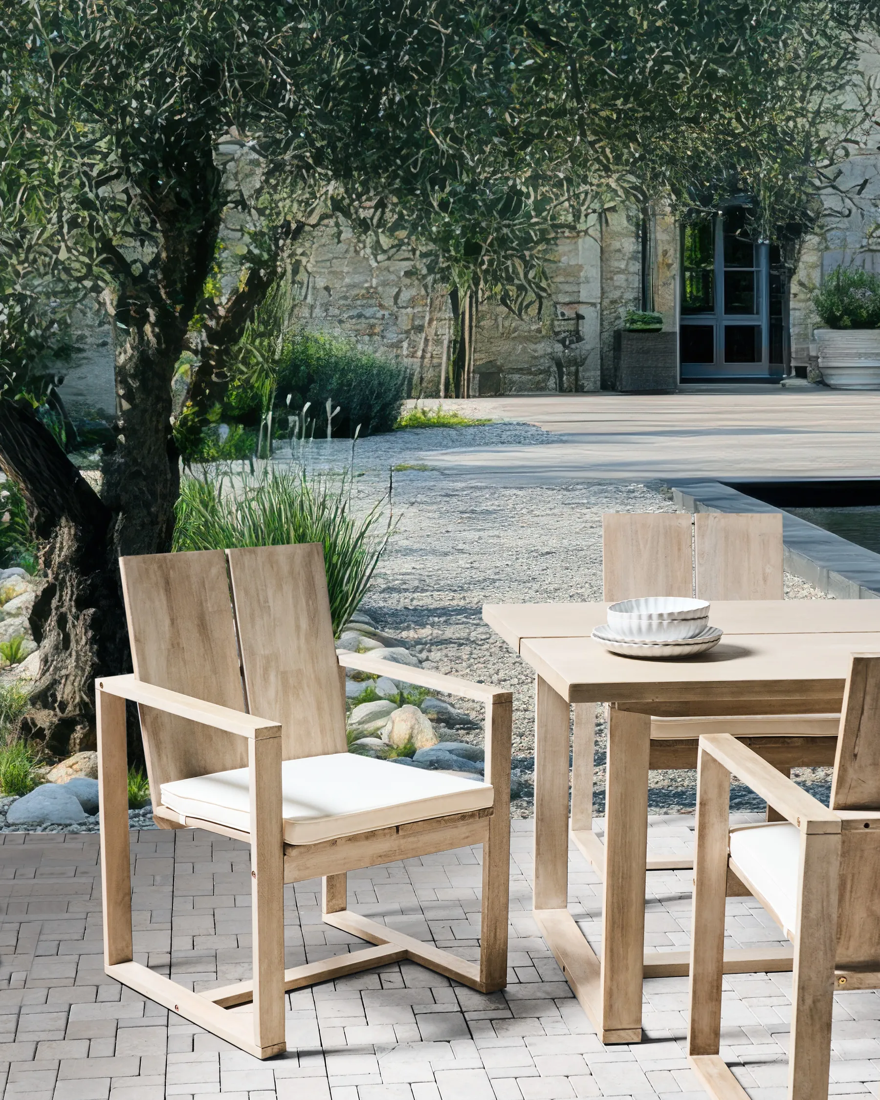 Set mit 2 Stühlen und Sitzkissen AZZANELLO Akazienholz Cremeweiß_956710