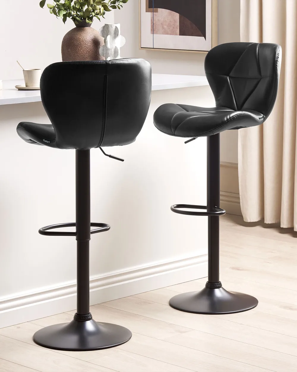 Set mit 2 Barstühlen VALETTA drehbar Kunstleder Schwarz