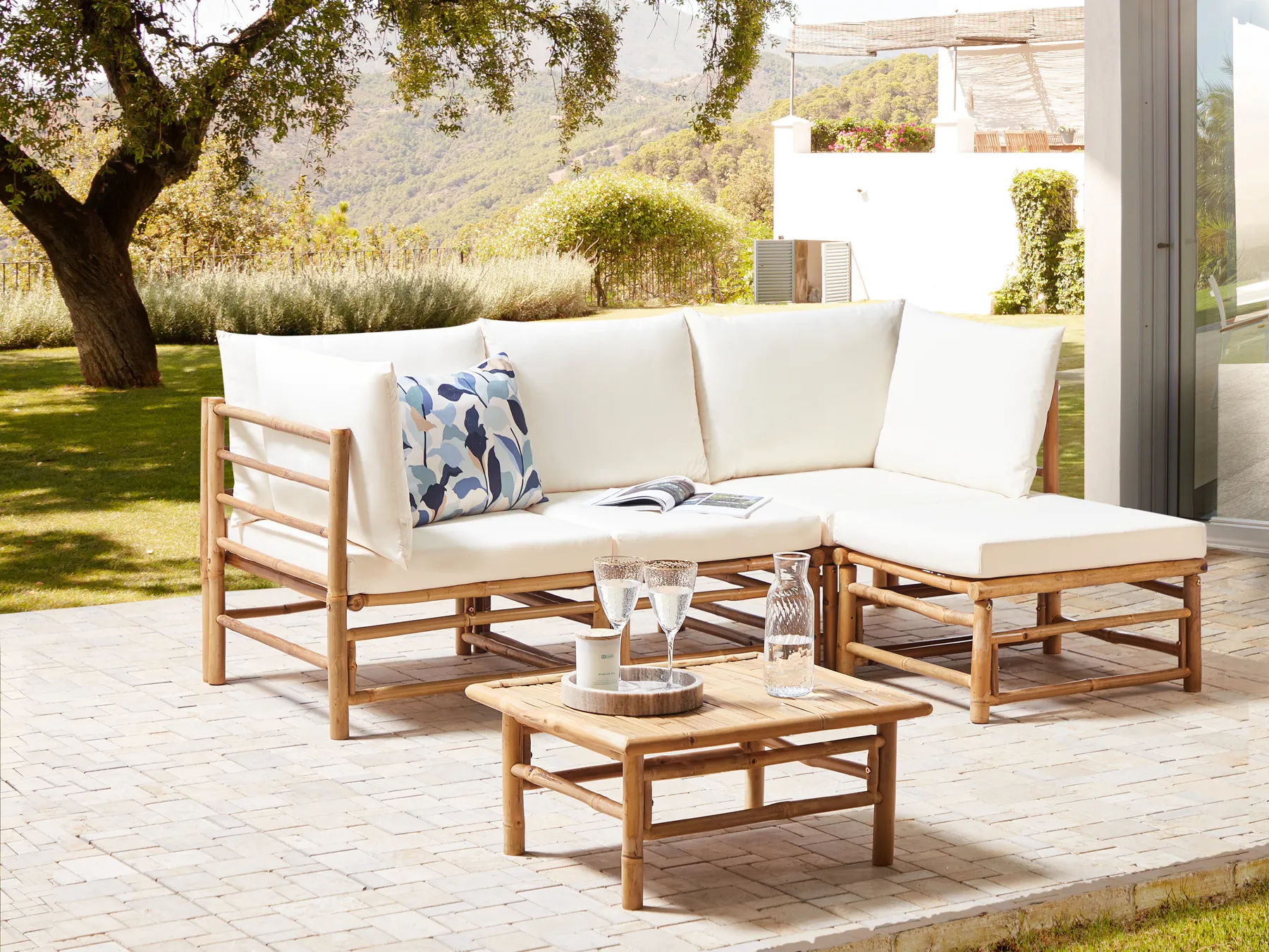 Garten Ecksofa mit Tisch 4-Sitzer CERRETO Bambus Cremeweiß linksseitig_909483