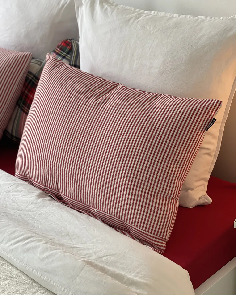 Dekokissen 2er Set AALITA 40 x 60 cm Baumwolle Rot Streifenmuster_945797