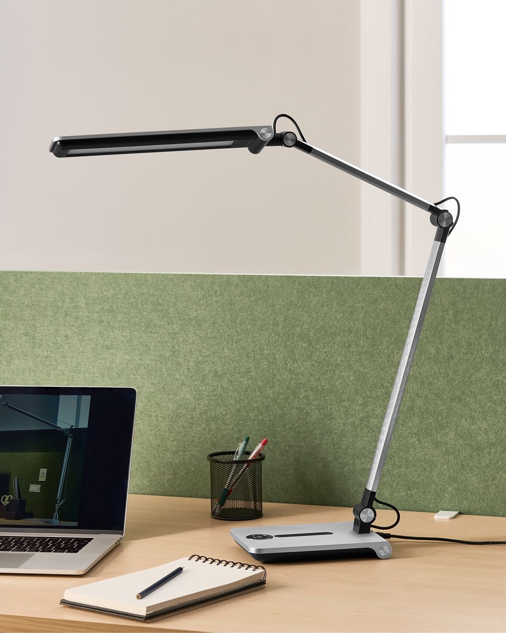 LED stolna lampa AQUILA s dimerom Srebrni