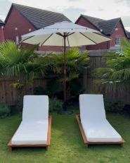 Sonnenliege mit Kissen GRANARI mit Relaxfunktion Akazienholz Braun_1001345